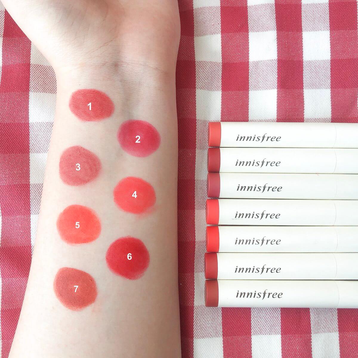 Innisfree Vivid Slimfit Tint รุ่นนี้มีด้วยกันถึง 7 สี ทาแค่ครึ่งปาก หรือทาเต็มปากก็ได้ลุค สวยน่ารักแบบสาวเกาหลี