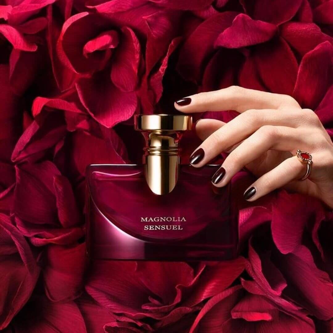 BVLGARI Splendida Magnolia Sensuel EDP 5 ml ความหอมหวานของดอกไม้ที่มีเสน่ห์ กลิ่นเปิดมาด้วยความสดชื่นนิดๆ ของแมกโนเลียและจัสมิน ตบท้ายด้วยกลิ่นสไตล์อโรม่านิดๆจากกลิ่นพัชชุลลี่ มักส์ ให้อารมณ์สาวสวยหรูดูมีเสน่ห์ดึงดูด