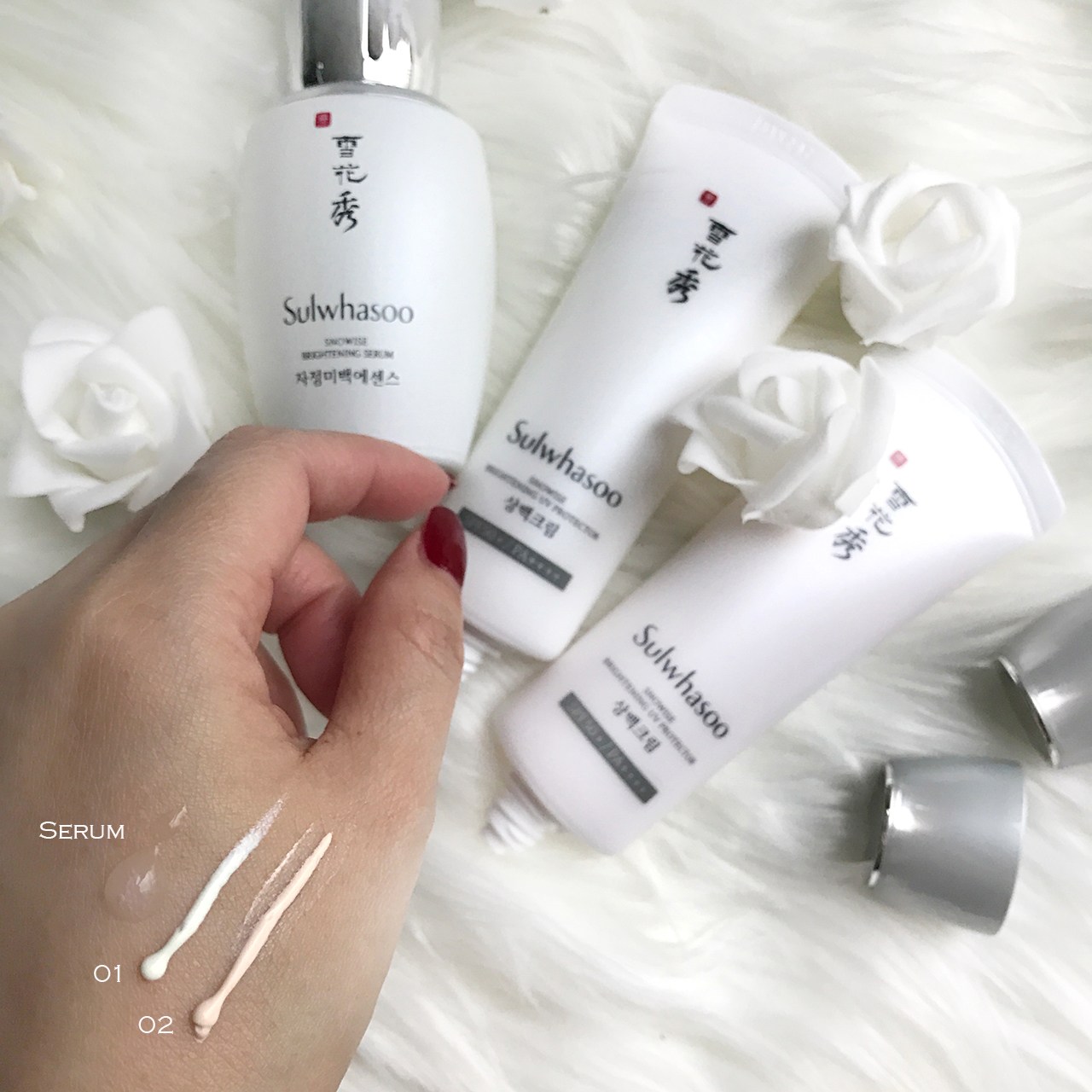 Sulwhasoo Snowise Brightening UV Protector SPF 50+ PA ++++ #01 Soft Glow 40 ml. ช่วยป้องกันรังสียูวีที่มีความเข้มข้นสูง ครีมกันแดดที่ช่วยปกป้องผิวคุณจากรังสียูวีทีมีความเข้มข้นสูง และริ้วรอยอันเกิดจากรังสี UVA ด้วยค่า SPF50+ และ PA ++++ [UV Protection Cosmetics]  ลดเลือนจุดด่างดำ ยับยั้งการสร้างเม็ดสี โซลวาซู พบว่า สารระคายเคืองที่อันตรายอันเป็นสาเหตุของความหมองคล้ำนั้นอยู่รอบๆตัวเราในทุกๆวัน โดย Snowise Brightening UV จะเข้าจัดการพร้อมยับยั้งการผลิตเม็ดสีเมลานิน ให้ผิวสว่างกระจ่างใส อย่างเห็นได้ชัด [Brightening cosmetics]  ใช้เทคโนโลยีเนื้อครีมเสมือนเป็นเกราะป้องกันผิว เทคโนโลยีอันเป็นเอกสิทธิ์หนึ่งเดียวของโซลวาซู ด้วยเนื้อครีมที่เคลือบบนผิวถูกรังสรรค์ขึ้นมาให้เป็นเสมือนเกราะป้องกันผิวจากสารระคายเคืองต่างๆที่เป็นอันตราย