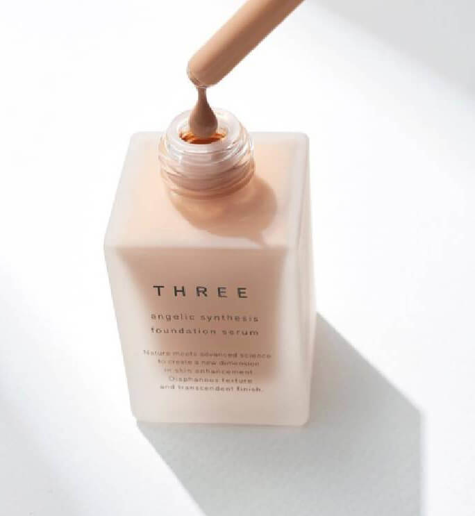  THREE Angelic Synthesis Foundation Serum  รองพื้นสูตรใหม่ล่าสุดจากแบร์นธรรมชาติ THREE เซรั่มในรูปแบบฟาวเดชั่น มอบผลลัพธ์ความชุ่มชื้นแก่ผิวสูงสุด ที่อุดมไปด้วยสารสกัดจากธรรมชาติเพื่อการบำรุงล้ำลึกถึง 75% (Containing more than 75% of beauty serum ingredients) มอบการบำรุงดุจสกินแคร์ชั้นเลิศ ให้ผิวรู้สึกสดชื่น ผิวโกลว์ดูสุขภาพดี พร้อมเผยผิวกระจ่างใส เงางาม