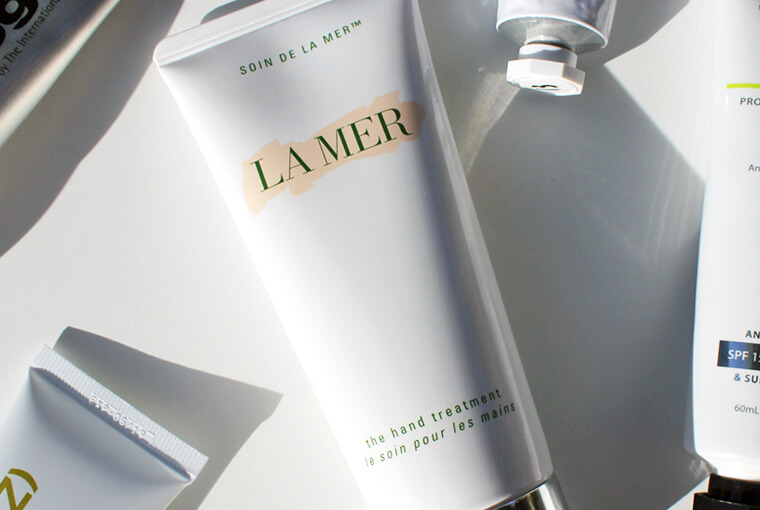 La Mer The Hand Treatment 30 ml.  ทรีทเมนต์บำรุงมือนุ่มลื่นดุจแพรไหม ช่วยปลอบประโลมผิวในทันทีที่สัมผัส พร้อมเสริมปราการปกป้องและกักเก็บความชุ่มชื้น ส่วนผสม Skin Lightening Complex™   ช่วยปรับสีผิวให้สม่ำเสมอ และลดเลือนจุดด่างดำแห่งวัย ผสานพลังกับน้ำสกัดเข้มข้น Miracle Broth™ หัวใจหลักสำคัญในการช่วยฟื้นบำรุงผิวของลาแมร์ ช่วยปกป้องและปลอบประโลมแม้ผิวที่แห้งที่สุด