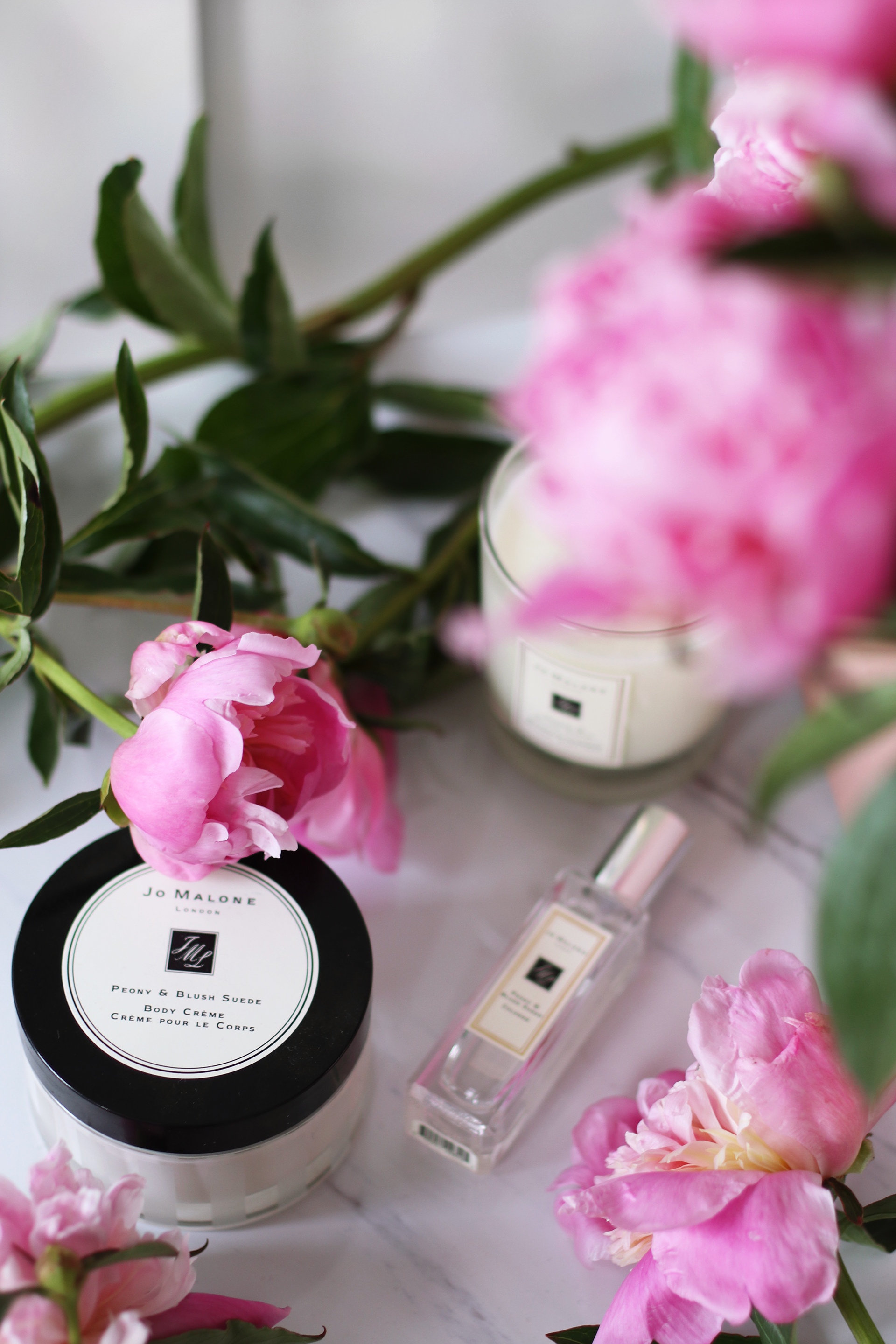 Jo Malone Peony & Blush Suede Body Creme 175ml ปรนนิบัติผิวให้ชุ่มชื้นด้วยครีมบำรุงผิวกายเข้มข้น กับกลิ่นหอมของดอกพิโอนี่ หัวใจสำคัญแห่งเสน่ห์