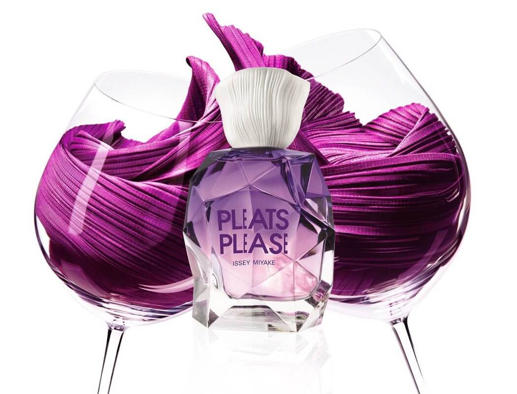 Issey Miyake Pleats Please Eau De Parfum พลีท พลีส ยังคงงดงามด้วยการใช้ลีลาพลิ้วไหวในริ้วอัดพลีทของกลีบดอกไม้ สู่สัมผัสกลิ่นหอมอันกำเนิดจากมวลพฤกษาคือ ไวโอเล็ตดอกไม้สีม่วงประดุจโชติช่วงออกมาจากวงล้อมของโบตั๋น และสวีทพี เสน่ห์เย้ายวนละมุนละไมในแนวกลิ่นไม้หอมหลอมรวมขึ้นจากแพ็ทชูลิกับไม้ซีดาร์   ในขณะที่วานิลลาทวีพลังสั่นไหวผ่านละอองไอ โอบรอบกายให้หอมหวานปานขนมชวนลิ้มลอง กลิ่นหอมอบอวลยวนใจน่าหลงใหล 