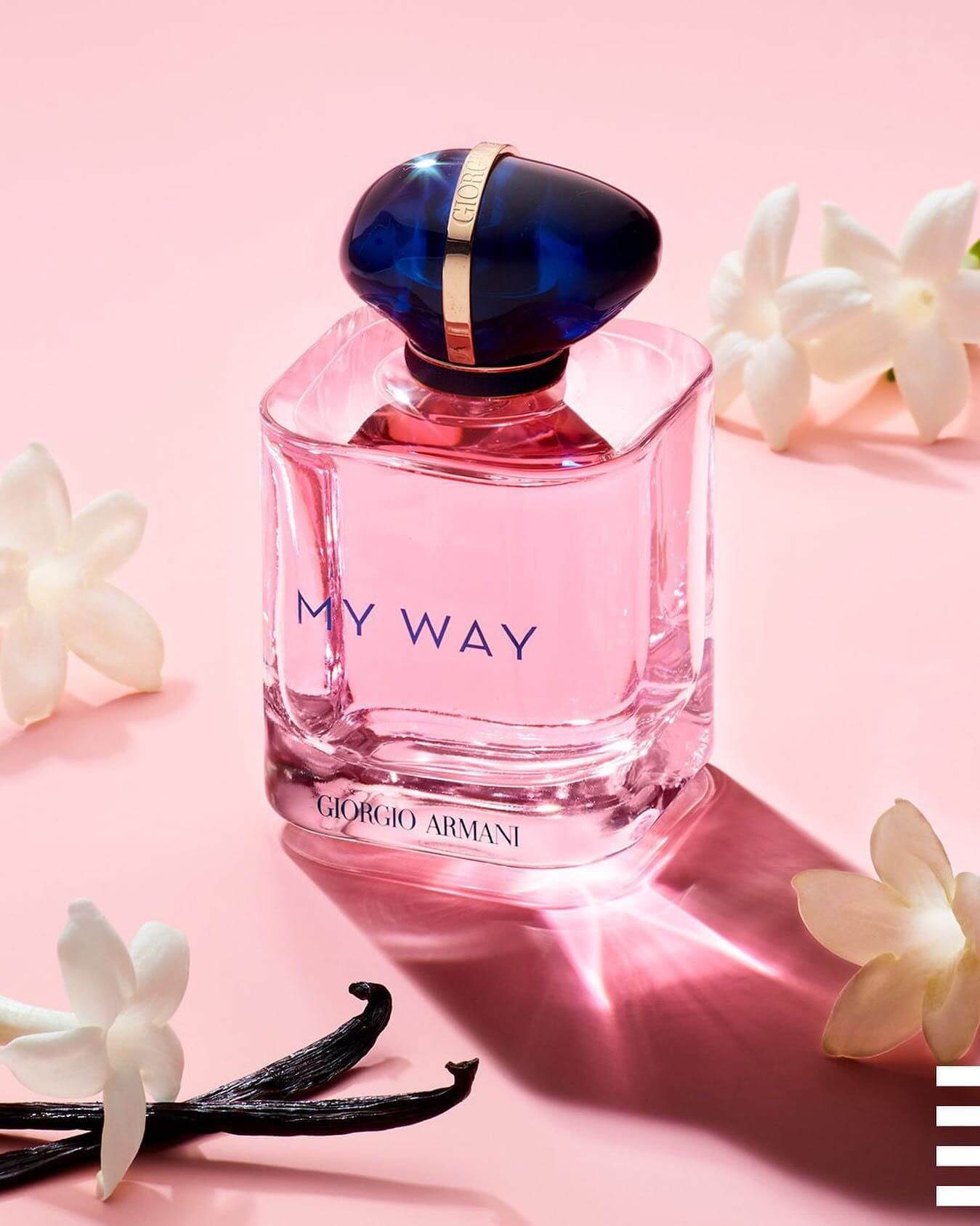 Giorgio Armani My Way EDP กลิ่นที่ผสมผสานส่วนผสมที่มาจากทั่วทุกมุมโลกเข้าด้วยกันโดยผสมผสานระหว่างกลิ่นของไม้และดอกไม้ เบอร์กาม็อตพบกับดอกส้มของอียิปต์หอมเปล่งประกาย ตามมาด้วยดอกซ่อนกลิ่นและดอกมะลิอินเดีย  ตบท้ายด้วยกลิ่นไวท์มัสค์และซีดาร์วูดจากเวอร์จิเนียรวมกับวานิลลาจากมาดากัสการ์