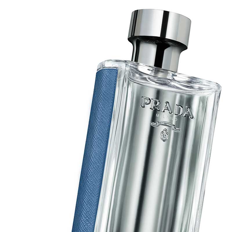 Prada L'Homme Prada L'Eau Eau de Toilette 1.5ml น้ำหอมสุภาพบุรุษอันทันสมัย ที่ผสมผสานความคลาสสิคอย่างแอมเบอร์และดอกไอริส ให้ความรู้สึกปลอดโปร่งและท้าทาย