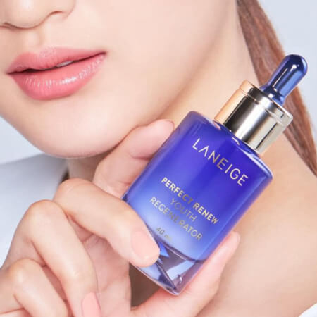 Laneige Perfect Renew Anti Aging Trial Set  ใหม่ล่าสุด! นวัตกรรมเพื่อผิวอ่อนเยาว์  ชะลอสัญญาณความร่วงโรยแห่งวัย   ฟื้นบำรุงผิวให้กลับมาเปล่งปลั่งอ่อนเยาว์ราวกับผิวกำเนิดใหม่ ด้วยไกลโค มิราเคิล (Glyco-Miracle™) ตรงเข้าจัดการ 5 สัญญาณแห่งวัย ได้แก่ ขาดความกระชับ ริ้วรอย ผิวหยาบกร้าน ขาดความเปล่งประกาย ขาดความชุ่มชื้น เพื่อมอบผลลัพธ์ผิวเนียนนุ่มและเอิบอิ่ม